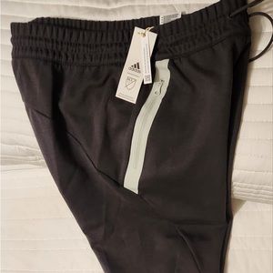 💥 NWT 💥 Adidas charcoal grey player’s club travel pants.